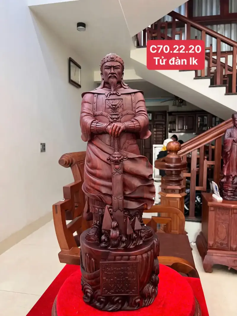 Tượng Trần Quốc Tuấn Gỗ Tử Đàn Liền Khối Đục Kỹ Nét G5033