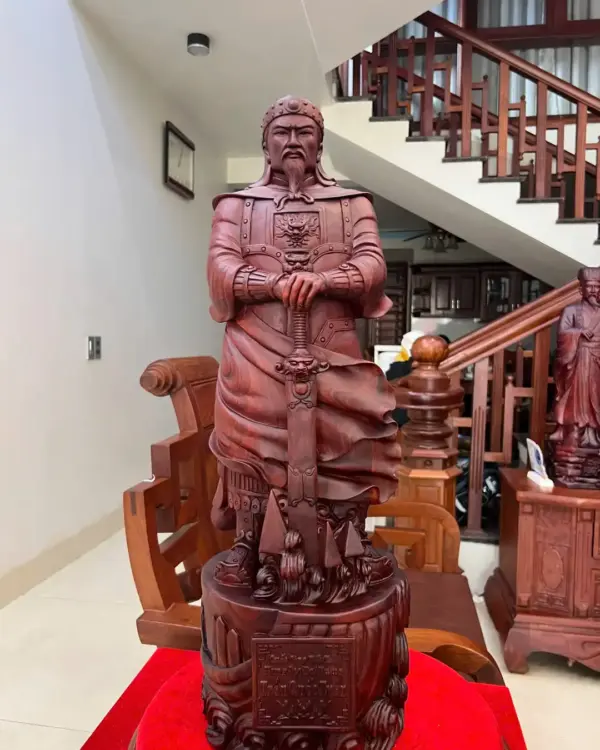 tran-quoc-tuan-go-tu-an-G5033-2_Trần Quốc Tuấn Gỗ Tử Đàn Liền Khối Đục Kỹ Nét Giá 9.500 Triệu Kích Thước Cao 70cm, Ngang 22cm, Sâu 20cm Tượng Trần Quốc Tuấn Gỗ Tử Đàn Liền Khối Đục Kỹ Nét G5033