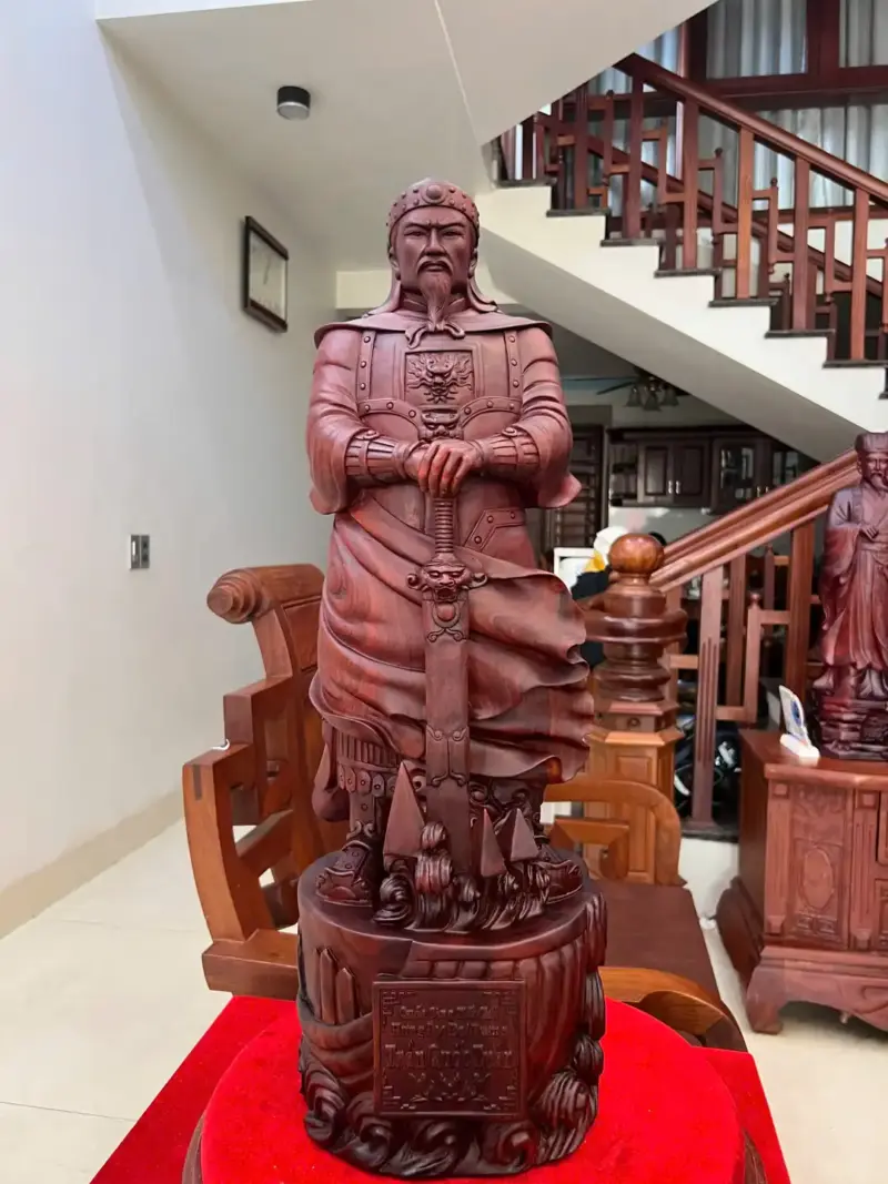 Tượng Trần Quốc Tuấn Gỗ Tử Đàn Liền Khối Đục Kỹ Nét G5033