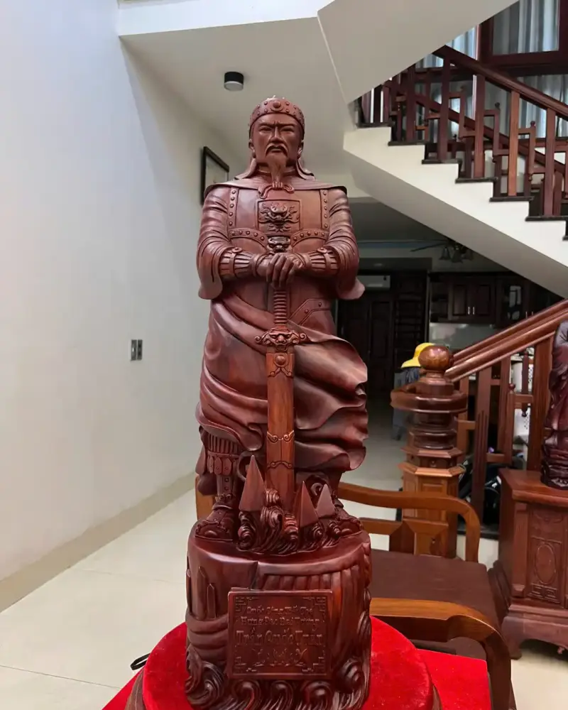 tran-quoc-tuan-go-tu-an-G5122-2_Trần Quốc Tuấn Gỗ Tử Đàn Hàng Đục Kỹ Đẹp Giá 11.500 Triệu Kích Thước Cao 80cm, Ngang 24cm, Sâu 23cm Tượng Trần Quốc Tuấn Gỗ Tử Đàn Hàng Đục Kỹ Đẹp Liền Khối G5122