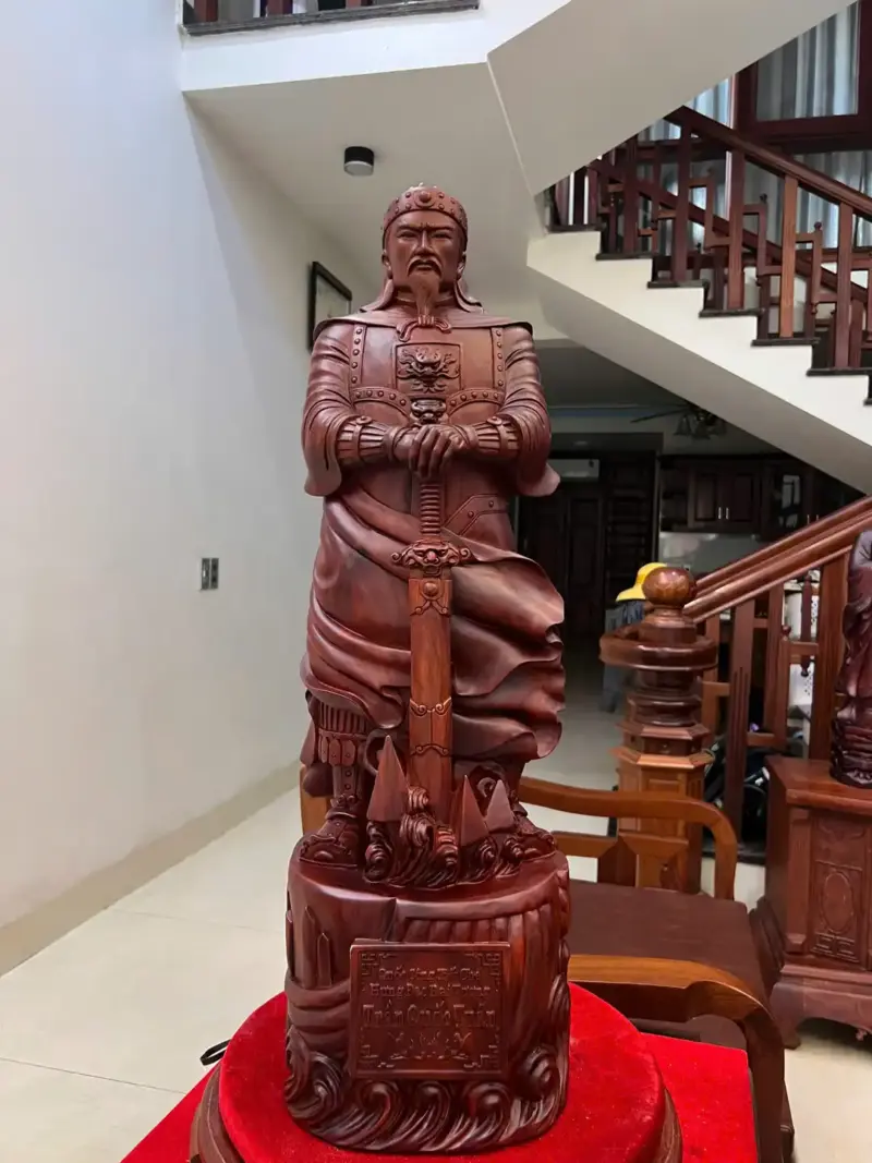 Tượng Trần Quốc Tuấn Gỗ Tử Đàn Hàng Đục Kỹ Đẹp Liền Khối G5122