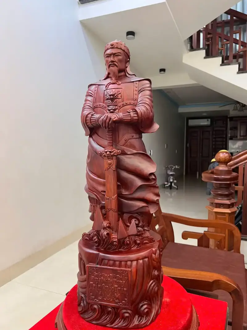 Tượng Trần Quốc Tuấn Gỗ Tử Đàn Hàng Đục Kỹ Đẹp Liền Khối G5122