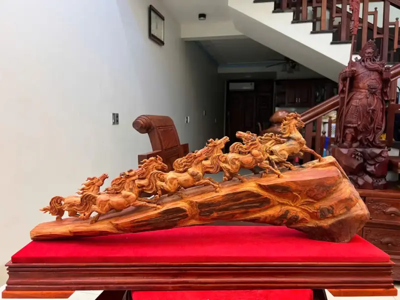 Tượng Bát Mã Gỗ Trắc Việt Liền Khối Đục Kỹ Có Sơn KT:30x78x14