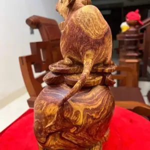 Tượng Chuột Bê Vàng Gỗ Cẩm Việt Vân Víp Liền Khối KT:32x24x16