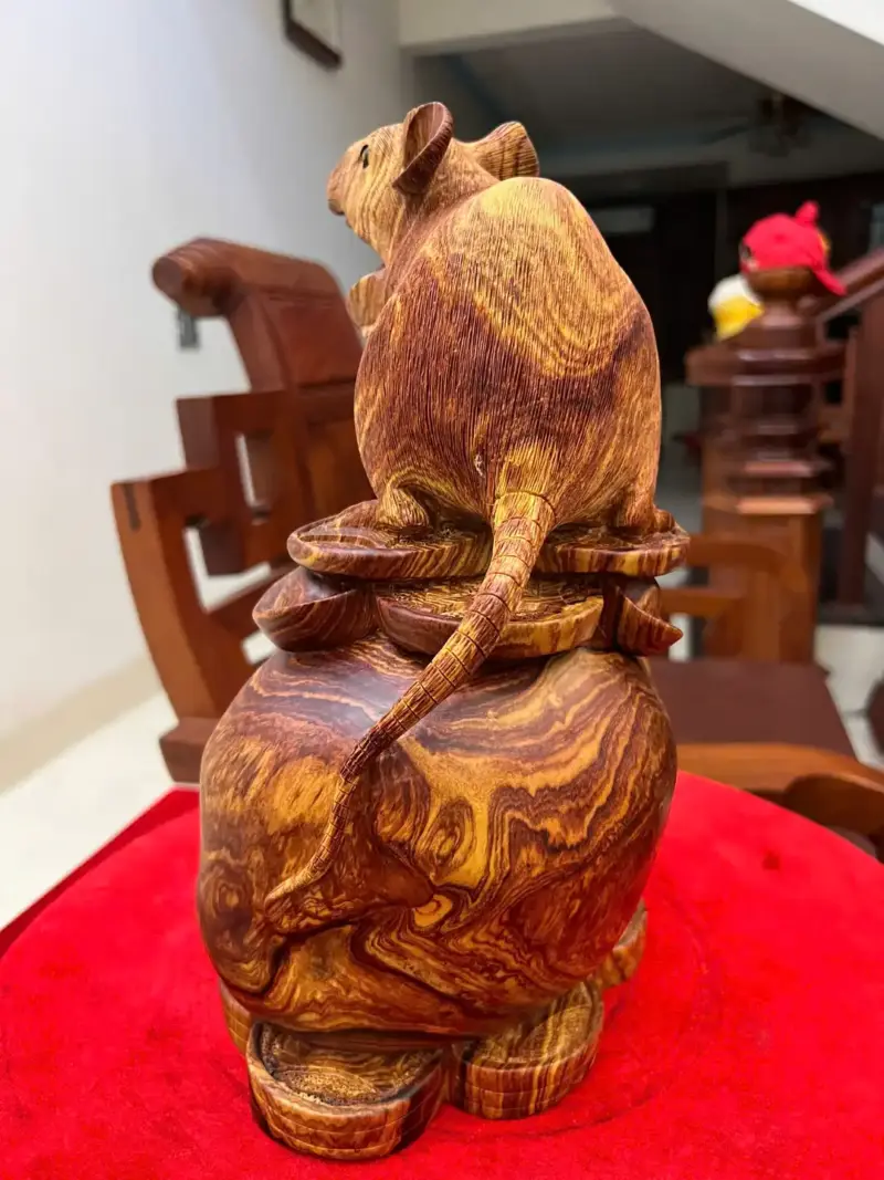 Tượng Chuột Bê Vàng Gỗ Cẩm Việt Vân Víp Liền Khối KT:32x24x16