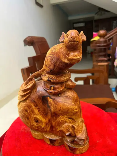 z7629565078510_e7dab3bbae3afacfb19add67d6796acf Tượng Gỗ Chuột Gỗ Cẩm Việt Siêu Vân Liền Khối 32 - 23 - 17