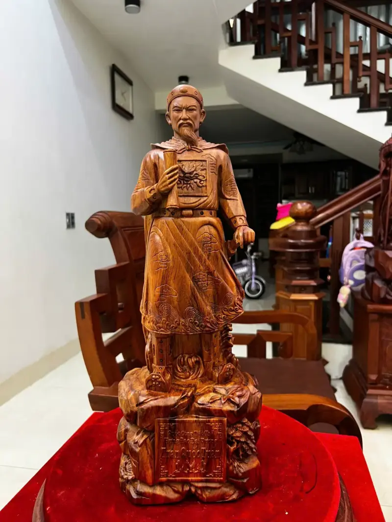 z7629765315452_d56f08a52d6a11f6afa3d1e42b02d355 Tượng Gỗ Trần Quốc Tuấn Gỗ Sưa Bắc Liền Khối Mộc Đẹp Vân Tím 50 - 18 - 14