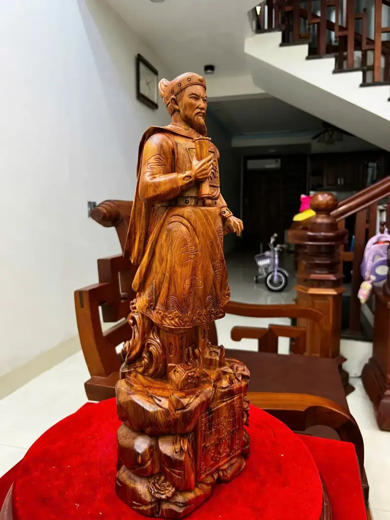 z7629765324302_fe5d98bbcb03db1f6962db6c58563974 Tượng Gỗ Trần Quốc Tuấn Gỗ Sưa Bắc Liền Khối Mộc Đẹp Vân Tím 50 - 18 - 14