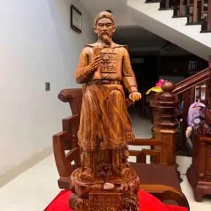 z7630910875912_e9e22269e01fb059b678c4fa42912bc1 Tượng Gỗ Trần Quốc Tuấn Gỗ Sưa Bắc Liền Khối Vân Tím 60 - 19 - 16