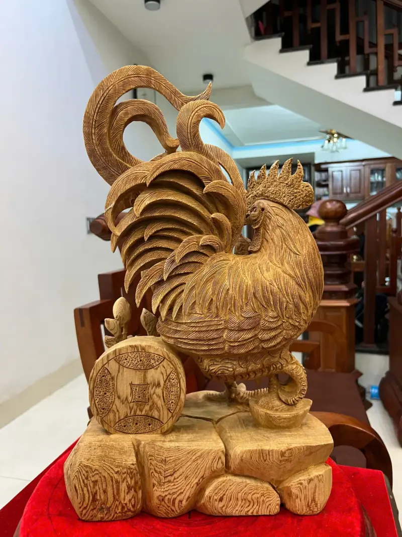 z7635194175700_0ae90ff8ffecd184415c38d158522230 Tượng Gỗ Nhất Kê Gỗ Ngọc Am Liền Khối Hàng Kỹ 50 - 30 - 17