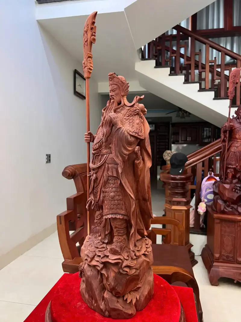 z7636686859820_dfd2ebb93a160159f0ae047d5c0f49a0 Tượng Gỗ Quan Công Chống Đao Gỗ Tử Đàn Mộc 70 - 23 - 22
