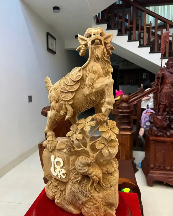 z7638394714199_fd577e8c41af5f91459189a4396bf483 Tượng Gỗ Nhất Dê Gỗ Ngọc Am Liền Khối Gỗ Già Thơm 73 - 35 - 15