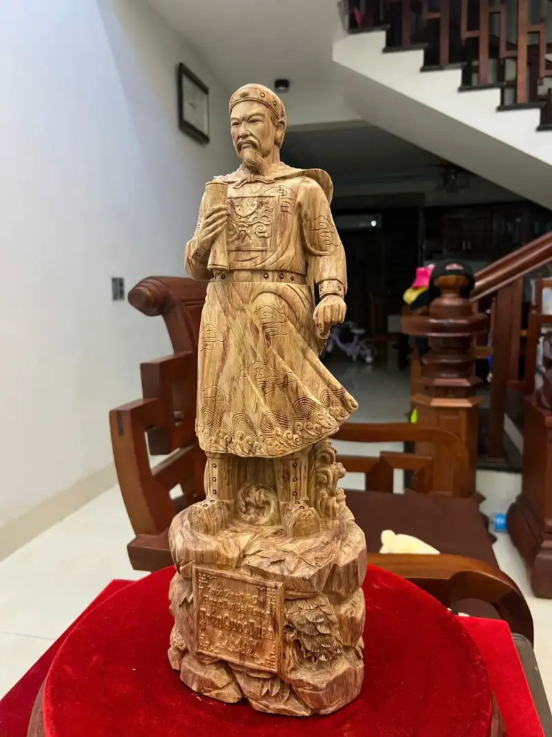 z7639510920362_a88e12378b95d2527d063d15571e1253 Tượng Gỗ Trần Quốc Tuấn Gỗ Sưa Bắc Liền Khối 50 - 18 - 14
