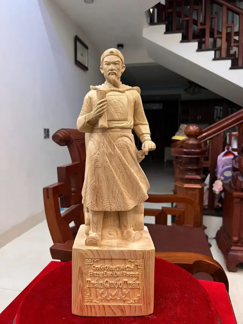 z7639985923286_fd7cc8845e0f4bb1fa4abd2a6a832433 Tượng Gỗ Trần Quốc Tuấn Gỗ Ngọc Am Liền Khối 50 - 15 - 12