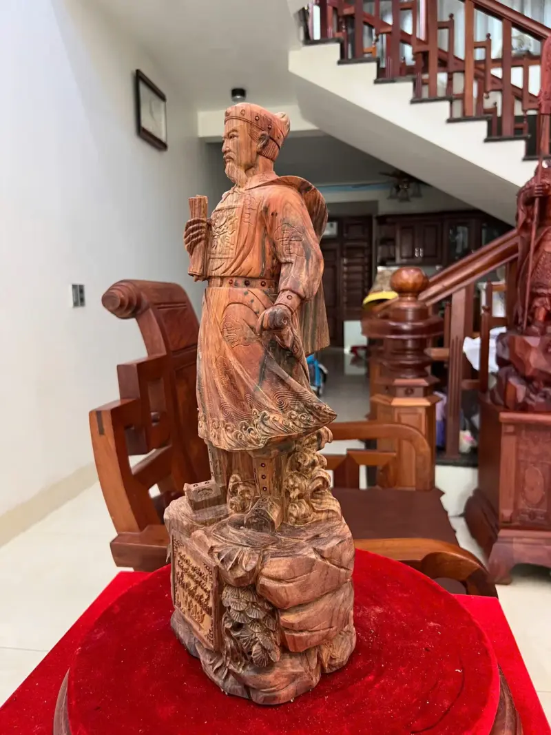 z7642625286394_69275ac73bbfc34ba1f8e0d9b9783e5f Tượng Gỗ Trần Quốc Tuấn Gỗ Trắc Việt Liền Khối 50 - 17 - 14