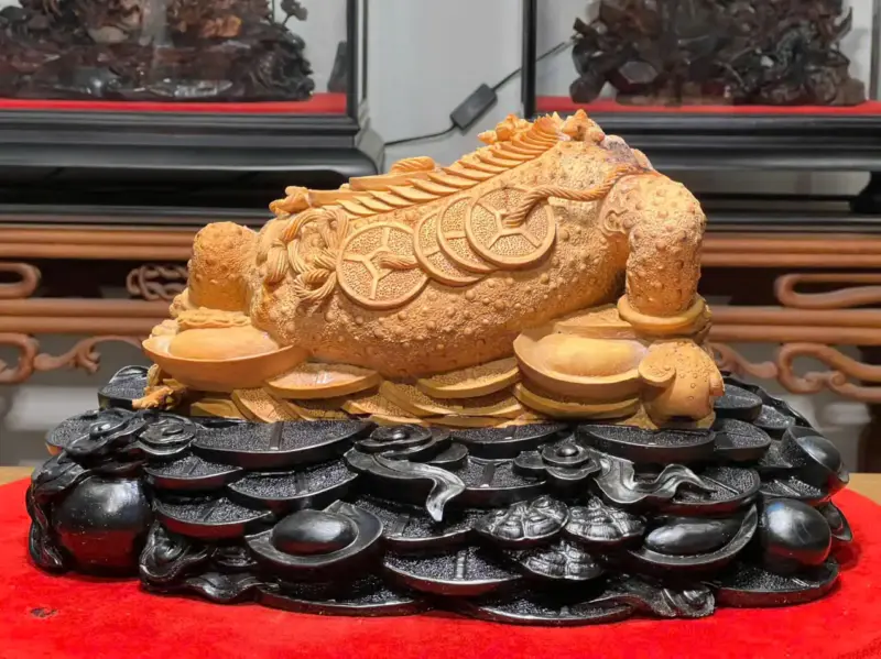z7747500088490_195f75b00a8e53558df8b1ff74d81b99 Tượng Cóc Gỗ Hoàng Đàn Cao 22cm