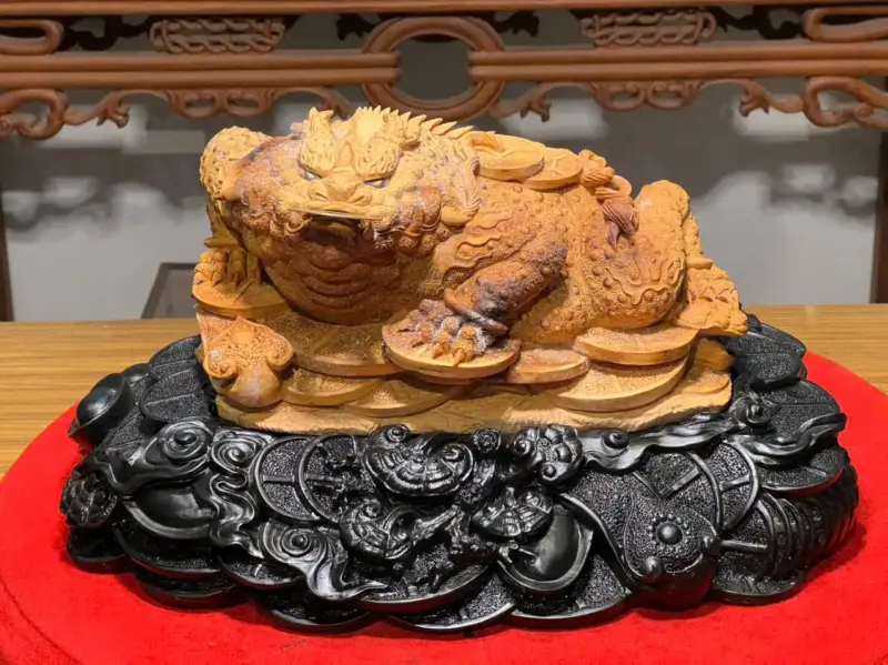 z7747500101680_50918df1845674c7fde6fd9d40d84d8d Tượng Cóc Gỗ Hoàng Đàn Cao 22cm