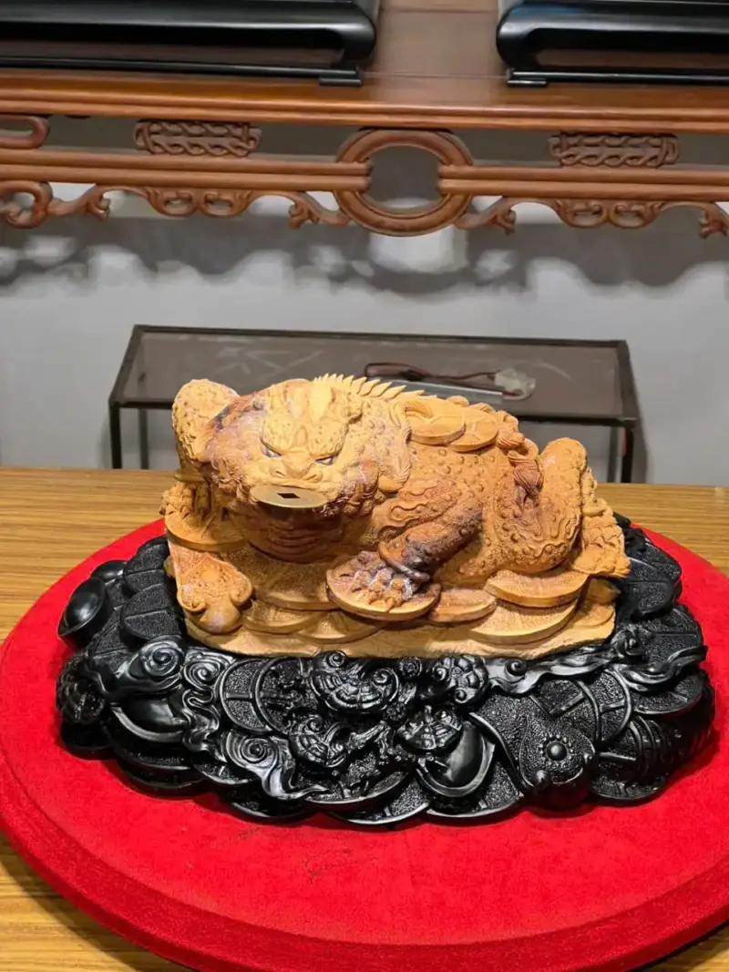 z7747500134443_51e824e4b570fca75acb1a118d493628 Tượng Cóc Gỗ Hoàng Đàn Cao 22cm