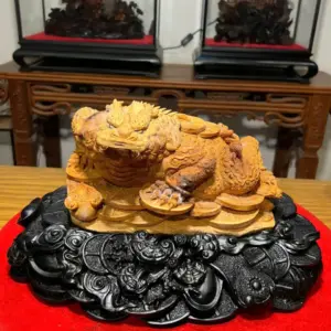 z7747500145560_0ba67b5add6eab41d708284865f29c9d Tượng Cóc Gỗ Hoàng Đàn Cao 22cm