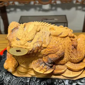 z7747500156071_795e3b7758f80ee0103e8d9c85209e53 Tượng Cóc Gỗ Hoàng Đàn Cao 22cm