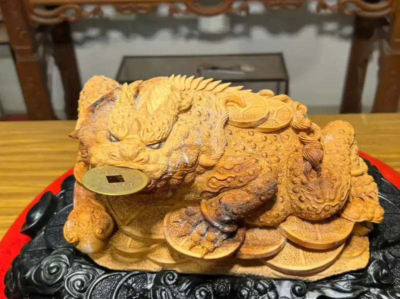 z7747500156071_795e3b7758f80ee0103e8d9c85209e53 Tượng Cóc Gỗ Hoàng Đàn Cao 22cm