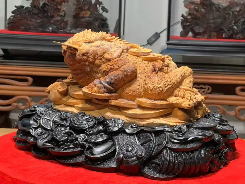 z7747500182619_87ca3f879a0a06d9e50f9c55457b2a4f Tượng Cóc Gỗ Hoàng Đàn Cao 22cm