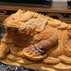 z7747500193043_4c44720809481660ec2dce9452830dd7 Tượng Cóc Gỗ Hoàng Đàn Cao 22cm