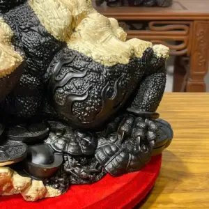 z7747504487438_8437cb922286cc536812116645fb0a77 Tượng Cóc Gỗ Nu Mun Cao 32cm