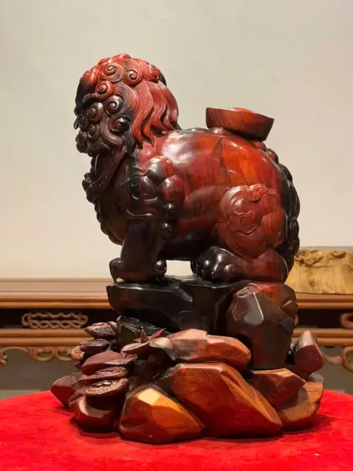 z7747526314605_f5c2f09f94a5160b4b6a66d365125f90 Tượng Nghê Gỗ Trắc Cao 40cm