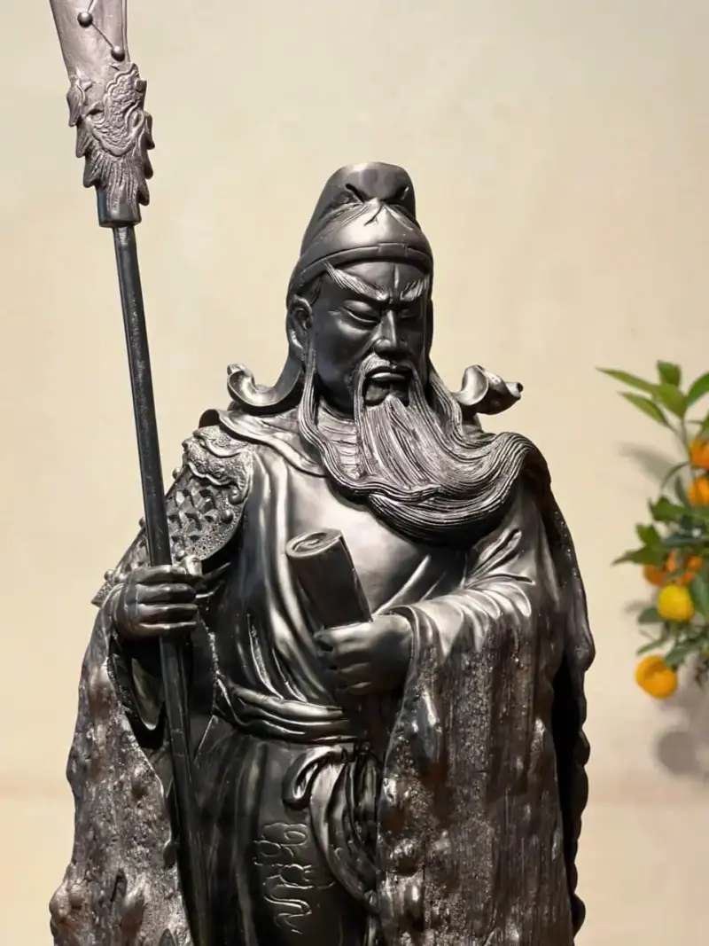 z7747578913314_e578c0e20afab882e41c311ab18d56fe Tượng Quan Gỗ Công Mun Cao 52cm