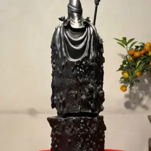 z7747578933916_696d11c1749dd1257fa7d25ffcca44a5 Tượng Quan Gỗ Công Mun Cao 52cm