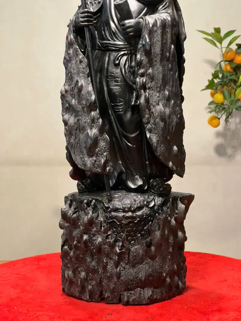 z7747578936362_48a4b2488baaac54901982ed18d9f765 Tượng Quan Gỗ Công Mun Cao 52cm