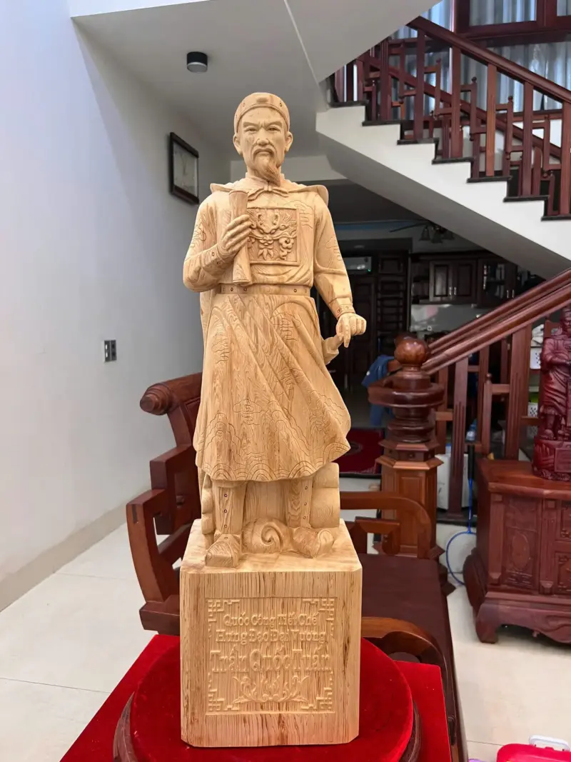 z7873560051546_9252d10409d755c72c6f3c1751300bda Tượng Trần Quốc Tuấn Gỗ Ngọc Am Liền Khối Cao 80