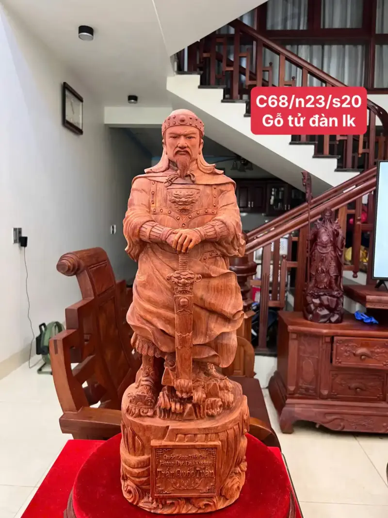 z7884659237716_7258c23cd746648b95c47d2ec4182e34_Trần Quốc Tuấn Chống Kiếm Gỗ Tử Đàn Mộc Đẹp Giá 9.500 Triệu Kích Thước Cao 68cm, Ngang 23cm, Sâu 20cm Tượng Trần Quốc Tuấn Chống Kiếm Gỗ Tử Đàn Có Sơn Cao 68cm
