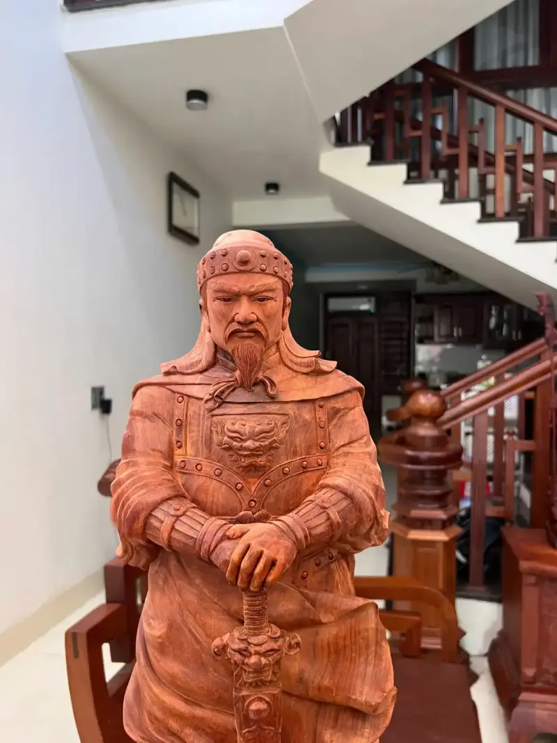 z7884659244523_9827df0447c6dc2962a035218d20e362_Trần Quốc Tuấn Chống Kiếm Gỗ Tử Đàn Mộc Đẹp Giá 9.500 Triệu Kích Thước Cao 68cm, Ngang 23cm, Sâu 20cm Tượng Trần Quốc Tuấn Chống Kiếm Gỗ Tử Đàn Có Sơn Cao 68cm
