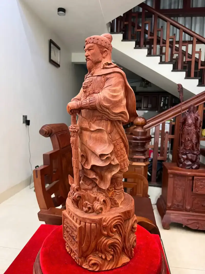 z7884659254109_e77f03321ab4d59df4c521461e796ed8_Trần Quốc Tuấn Chống Kiếm Gỗ Tử Đàn Mộc Đẹp Giá 9.500 Triệu Kích Thước Cao 68cm, Ngang 23cm, Sâu 20cm Tượng Trần Quốc Tuấn Chống Kiếm Gỗ Tử Đàn Có Sơn Cao 68cm