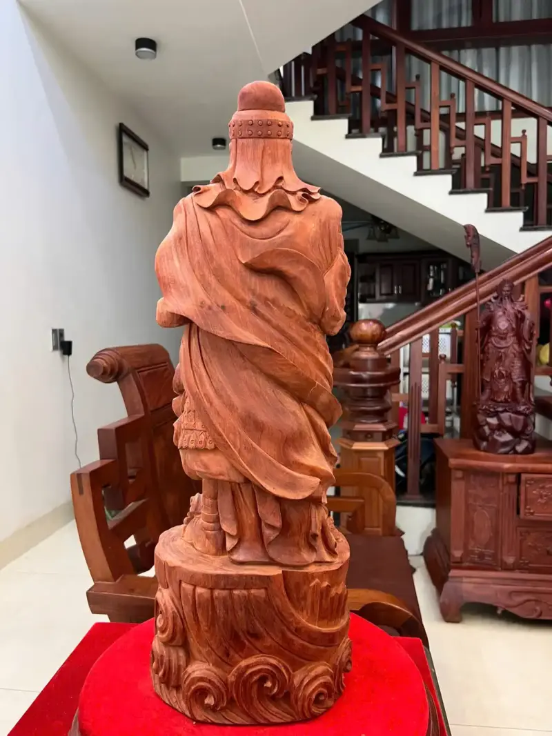 z7884659262841_522e361339758c12444a43d4dd505b53_Trần Quốc Tuấn Chống Kiếm Gỗ Tử Đàn Mộc Đẹp Giá 9.500 Triệu Kích Thước Cao 68cm, Ngang 23cm, Sâu 20cm Tượng Trần Quốc Tuấn Chống Kiếm Gỗ Tử Đàn Có Sơn Cao 68cm