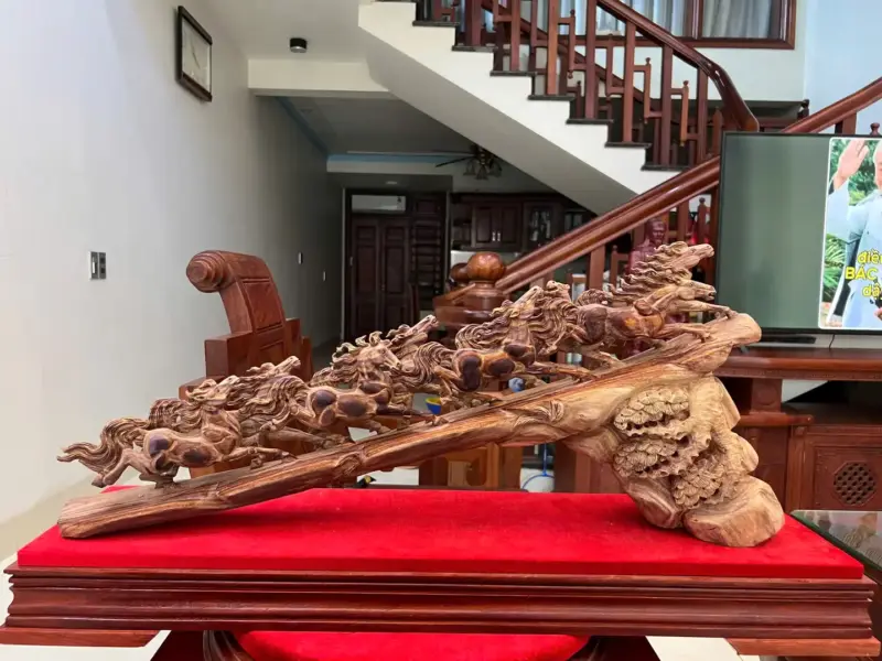 Tượng Cầu Bát Mã Gỗ Sưa Bắc Phôi Gỗ Già Tím Lịm Liền 100% Có Sơn KT:30x72x14