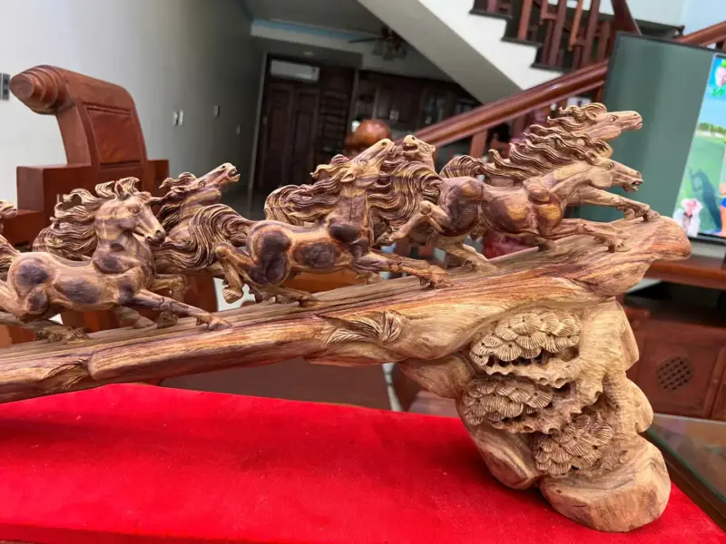 Tượng Cầu Bát Mã Gỗ Sưa Bắc Phôi Gỗ Già Tím Lịm Liền 100% Có Sơn KT:30x72x14