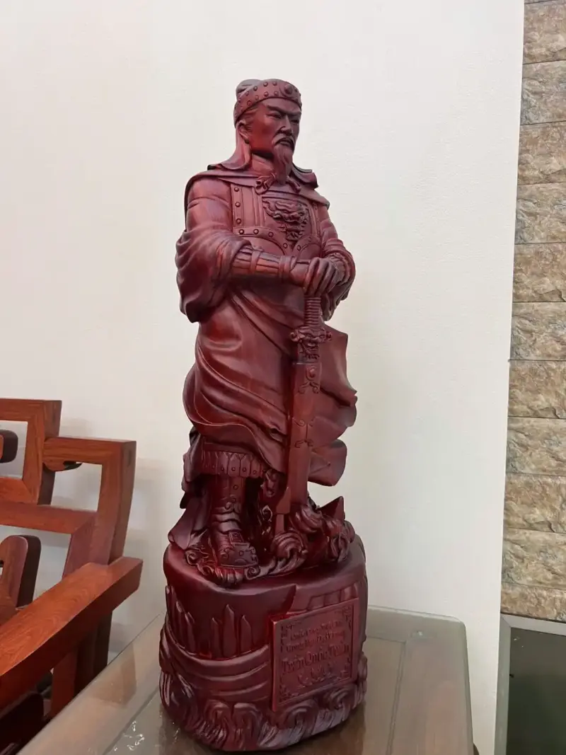 z7889060777995_09c0f5545b72123330b8da13d17bff5a_Trần Quốc Tuấn Gỗ Tử Đàn Liền Khối Giá 9.500 Triệu Kích Thước Cao 70cm, Ngang 23cm, Sâu 20cm Tượng Trần Quốc Tuấn Gỗ Tử Đàn Liền Khối Cao 70cm