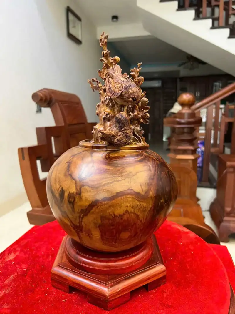 z7889519866443_80f7baed6b0824c9d7de986f302b444f_Bình Mai Đổ Gỗ Sưa Bắc Giá 5.900 Triệu Kích Thước Cao 27cm, Ngang 38cm, Sâu 20cm Bình Mai Đổ Gỗ Sưa Bắc Cao 27cm