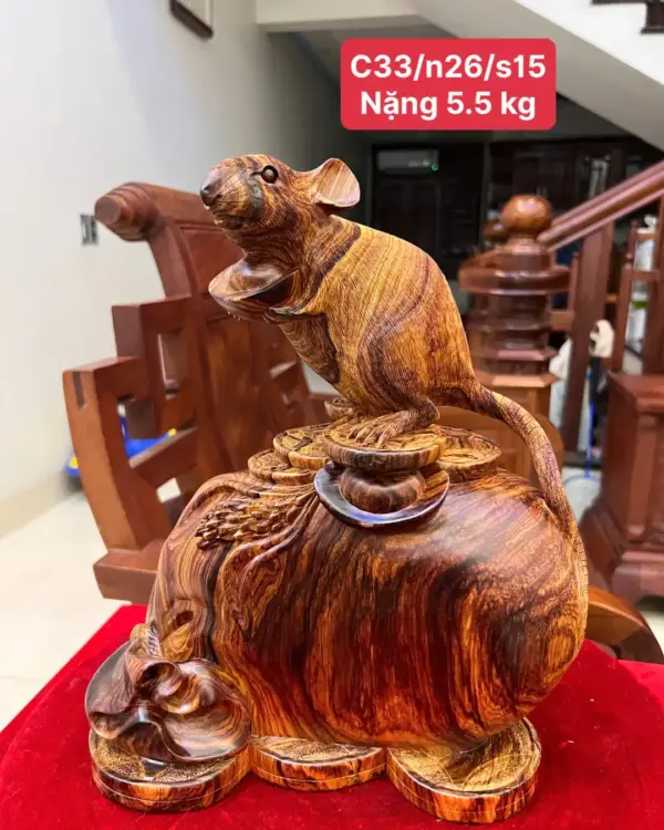 z7895159873470_4b08b61395f0dc568170c82e73fb9a10_Chuột Đứng Bao Tiền Gỗ Cẩm Việt Vân Víp Liền Khối Giá 3 Triệu Kích Thước Cao 33cm, Ngang 26cm, Sâu 15cm Tượng Chuột Đứng Bao Tiền Gỗ Cẩm Việt Vân Víp Liền Khối Cao 33cm