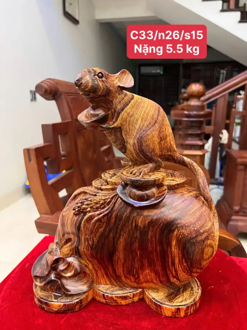 z7895159873470_4b08b61395f0dc568170c82e73fb9a10_Chuột Đứng Bao Tiền Gỗ Cẩm Việt Vân Víp Liền Khối Giá 3 Triệu Kích Thước Cao 33cm, Ngang 26cm, Sâu 15cm Tượng Chuột Đứng Bao Tiền Gỗ Cẩm Việt Vân Víp Liền Khối Cao 33cm