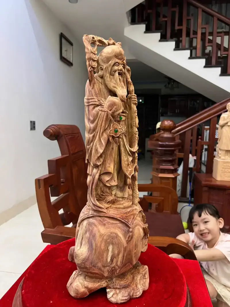 z7895358455831_1b12e77bb11b4f2c8b5ce91d4e3b789b_Cụ Thọ Gỗ Sưa Bắc Mộc Vân Tím Mộc Đẹp Giá 6.500 Triệu Kích Thước Cao 57cm, Ngang 23cm, Sâu 22cm Tượng Cụ Thọ Gỗ Sưa Bắc Mộc Vân Tím Mộc Đẹp Có Sơn Cao 57cm