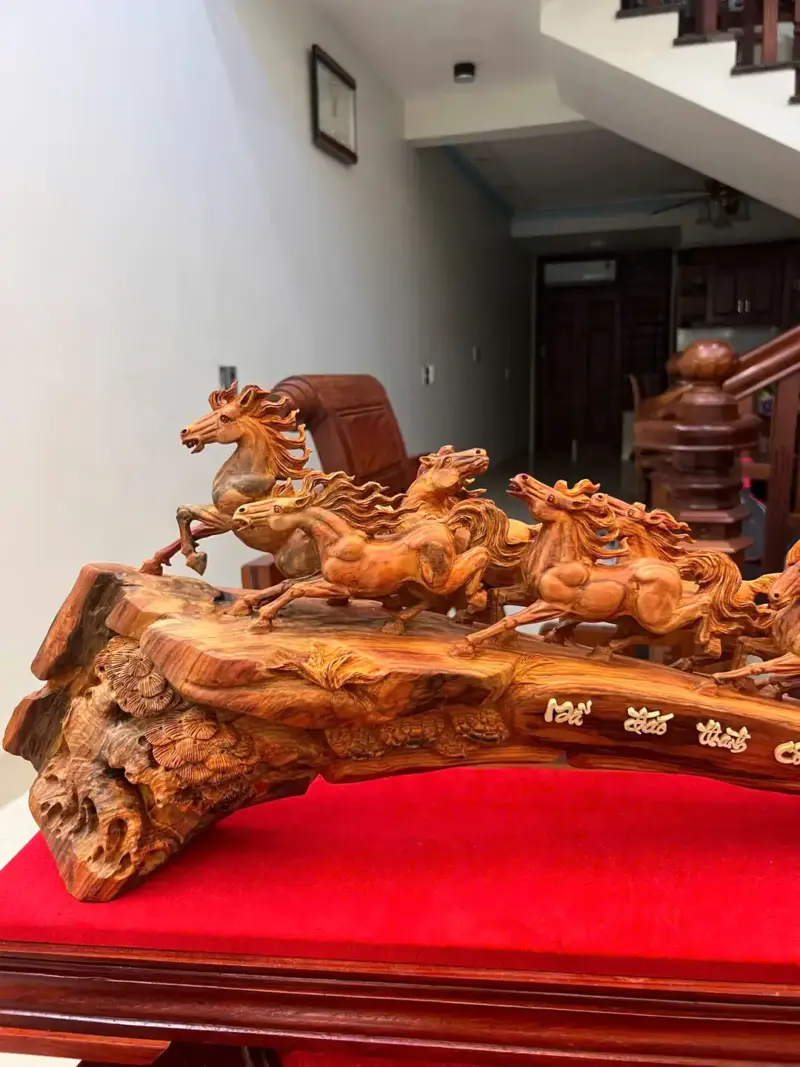 z7895905482619_a60956d562445e5404134bcb57d6532a_Bát Mã Gỗ Trắc Việt Liền Khối Đục Kỹ Giá 9.500 Triệu Kích Thước Cao 30cm, Ngang 78cm, Sâu 14cm Tượng Bát Mã Gỗ Trắc Việt Liền Khối Đục Kỹ Có Sơn Cao 30cm