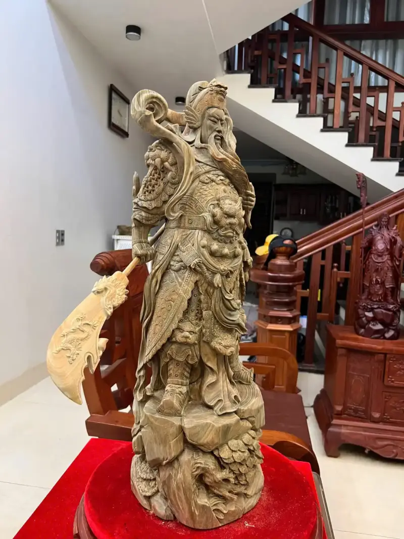 Tượng Quan Công Gỗ Trắc Xanh Liền Khối Hàng Đục Kỹ Có Sơn Cao 70cm