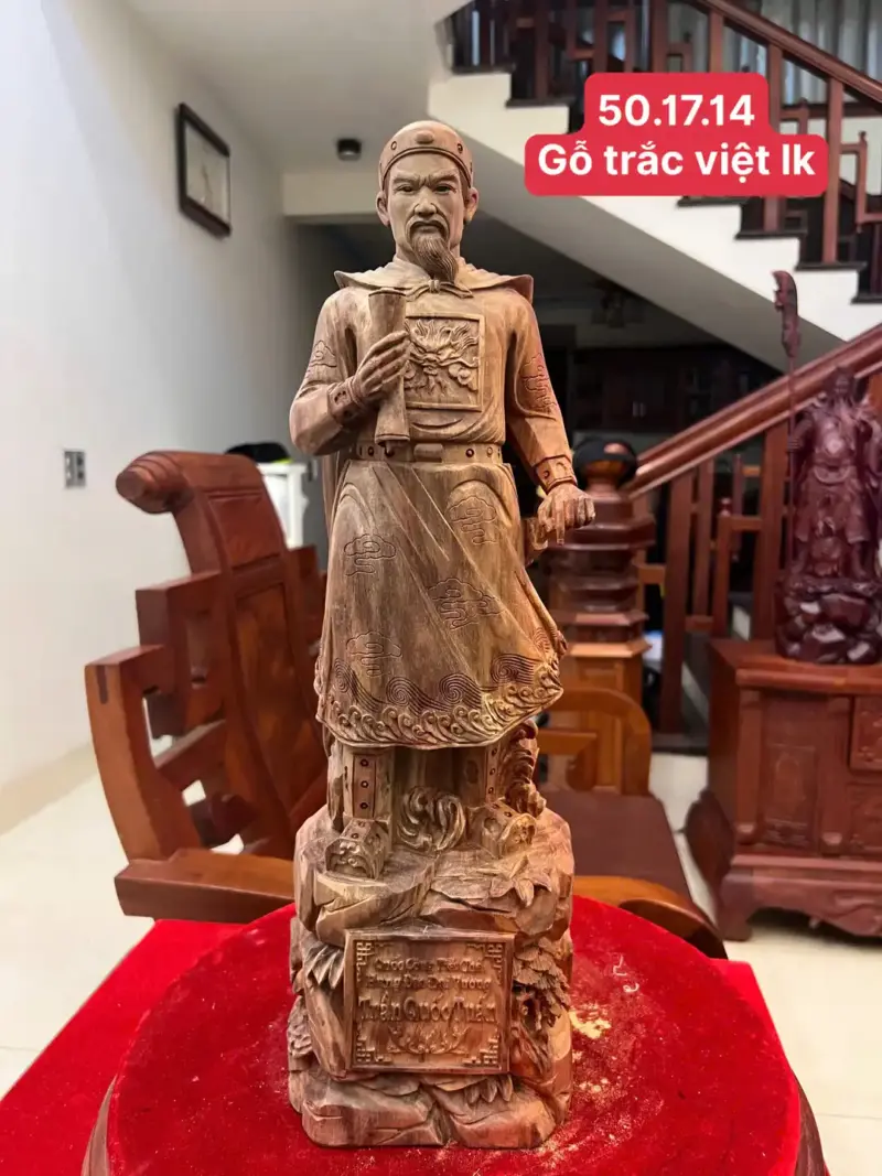 Tượng Trần Quốc Tuấn Gỗ Trắc Việt Liền Khối Có Sơn 50cm