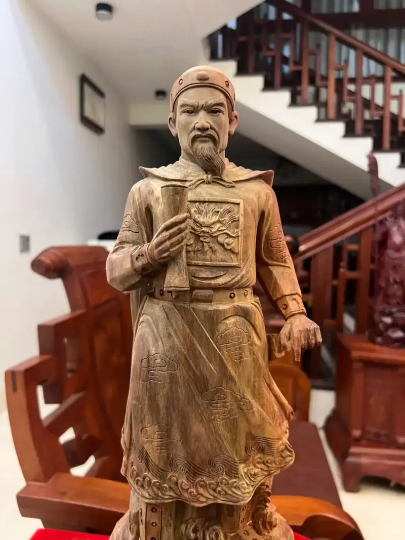 Tượng Trần Quốc Tuấn Gỗ Trắc Việt Liền Khối Có Sơn 50cm