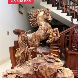 Tượng Nhất Mã Gỗ Sưa Bắc Hàng Đục Kỹ Gỗ Già Tím Lịm Có Sơn Cao 43cm