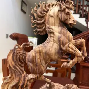 Tượng Nhất Mã Gỗ Sưa Bắc Hàng Đục Kỹ Gỗ Già Tím Lịm Có Sơn Cao 43cm